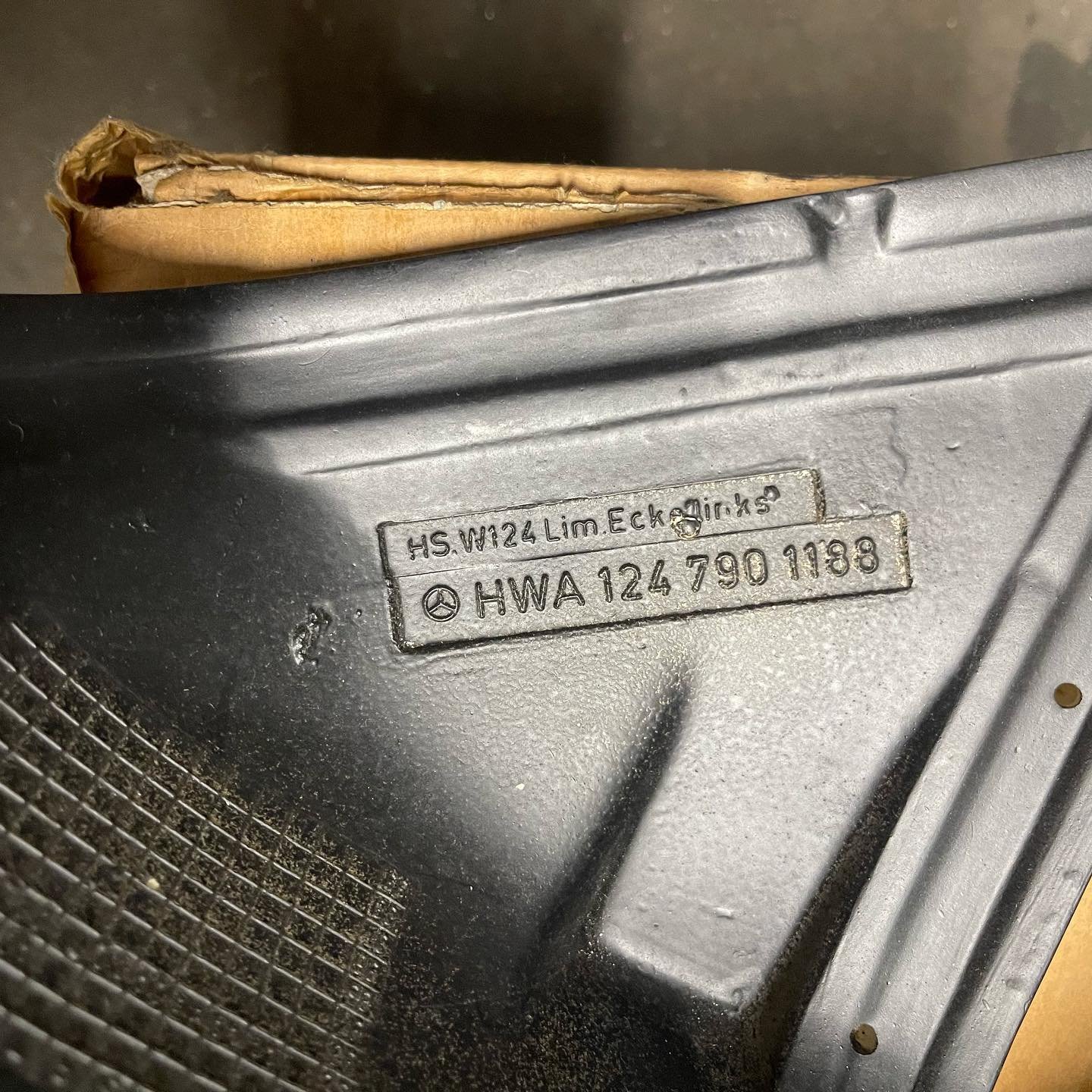 AMG Ducktail Spoiler W124 - Image 2