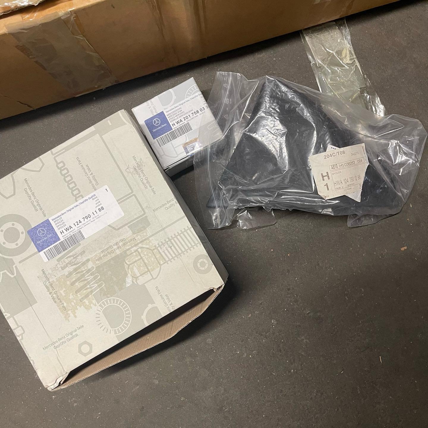 AMG Ducktail Spoiler W124 - Image 5