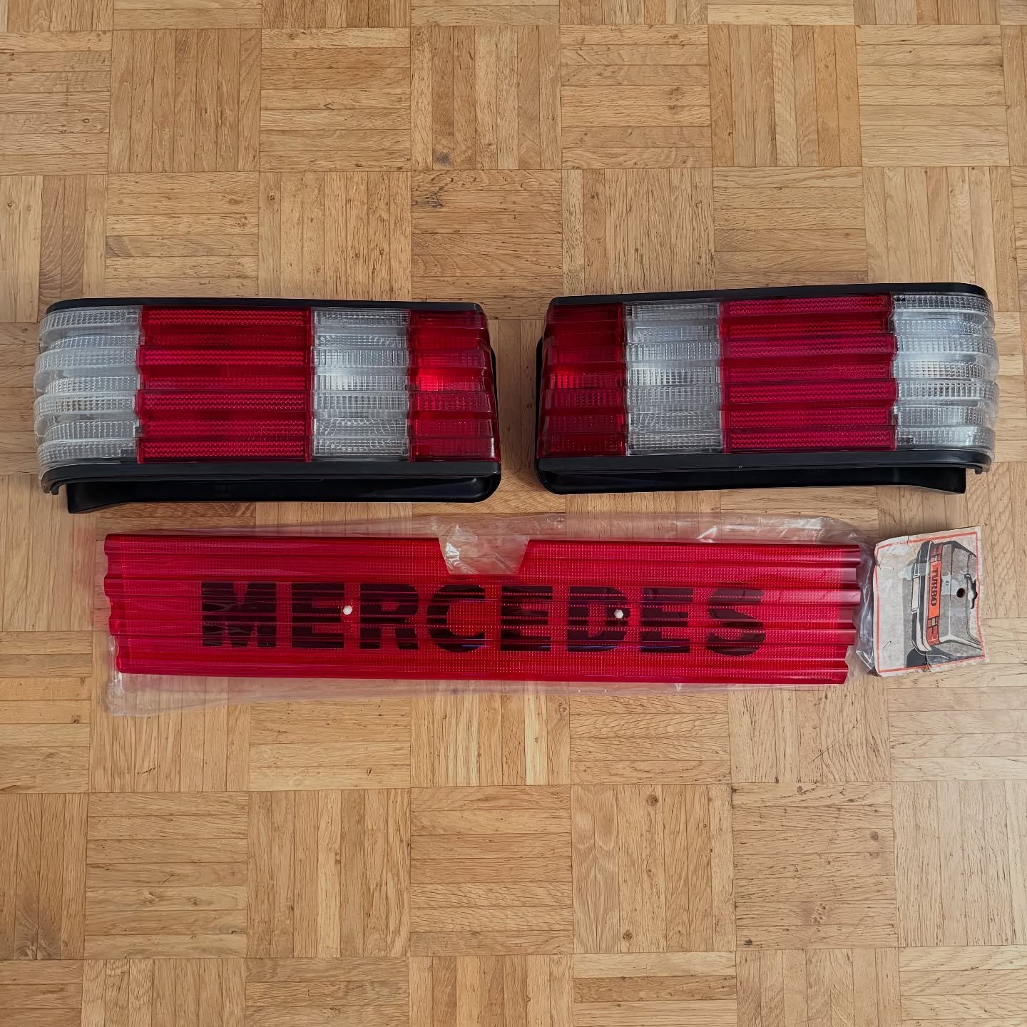 Mercedes-Benz W126 / C126 Reflector - Image 3