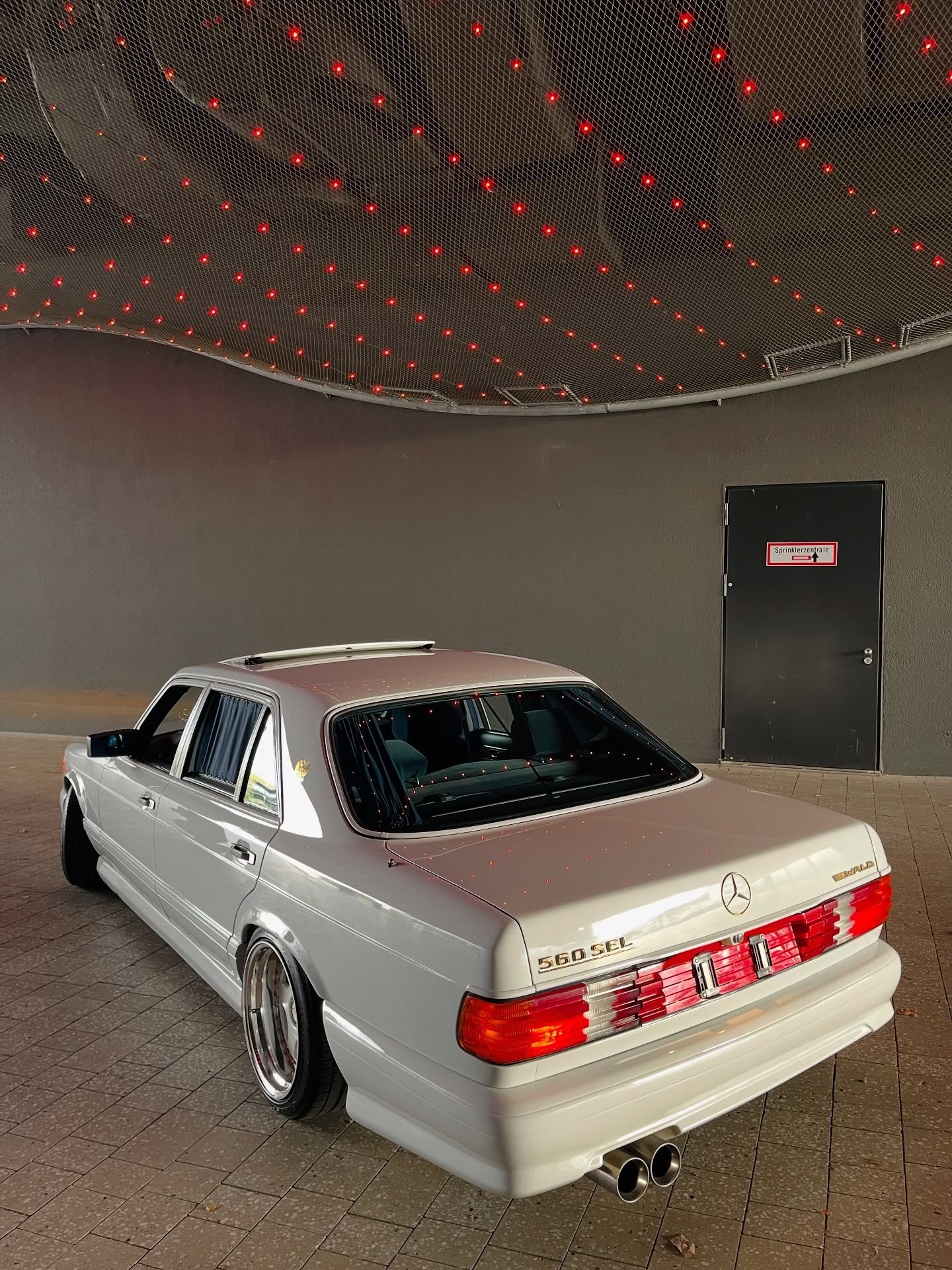 Mercedes-Benz W126 / C126 Reflector - Image 2
