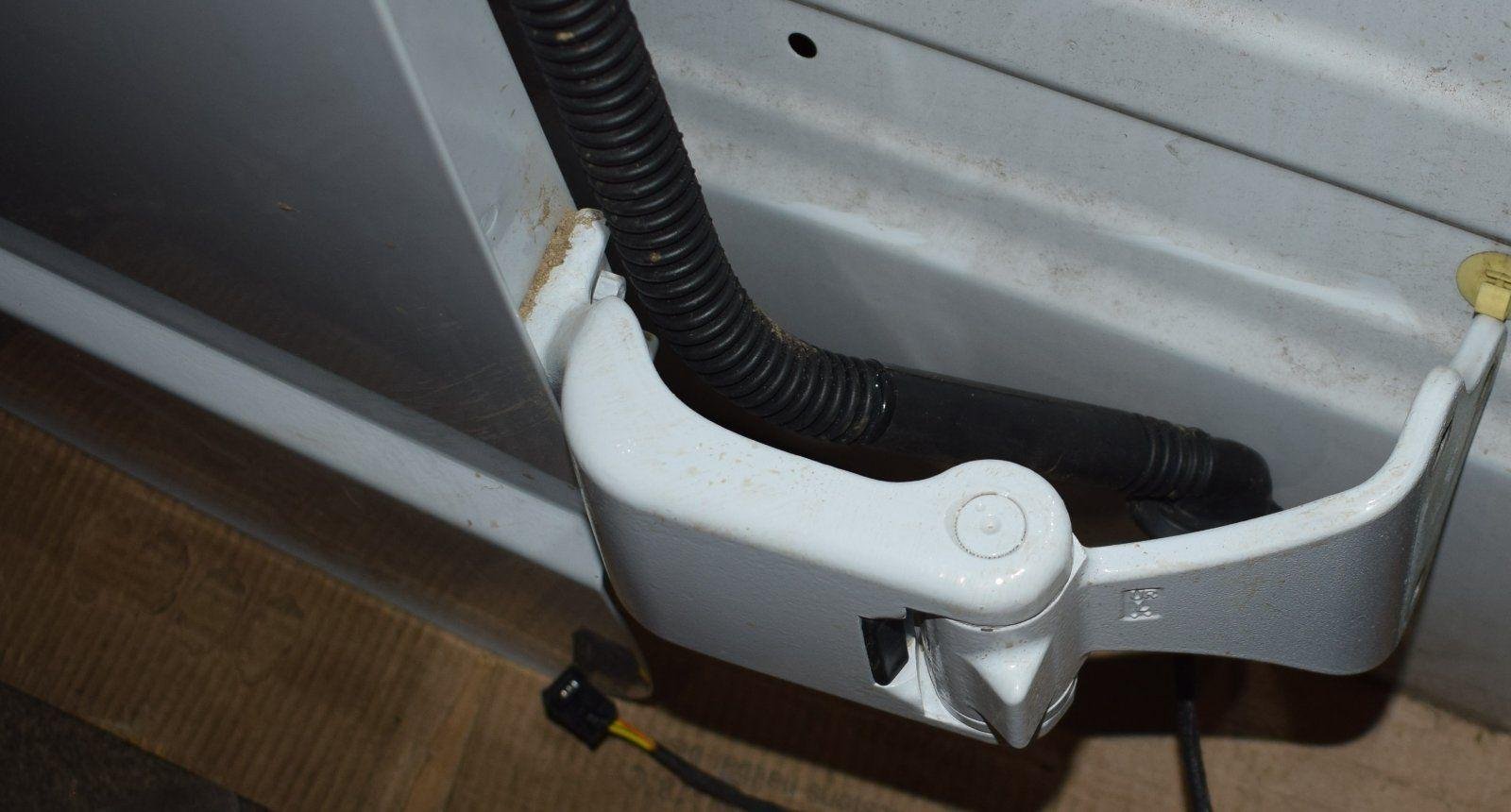 Mercedes W447 Gullwing Doors – Right & Left - Image 3