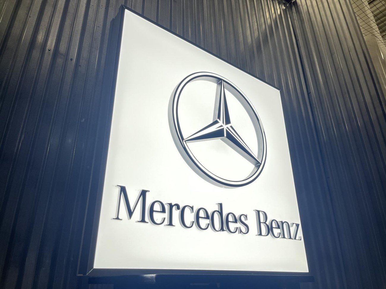 Original Mercedes-Benz Promotional Illuminated Sign - Image 6