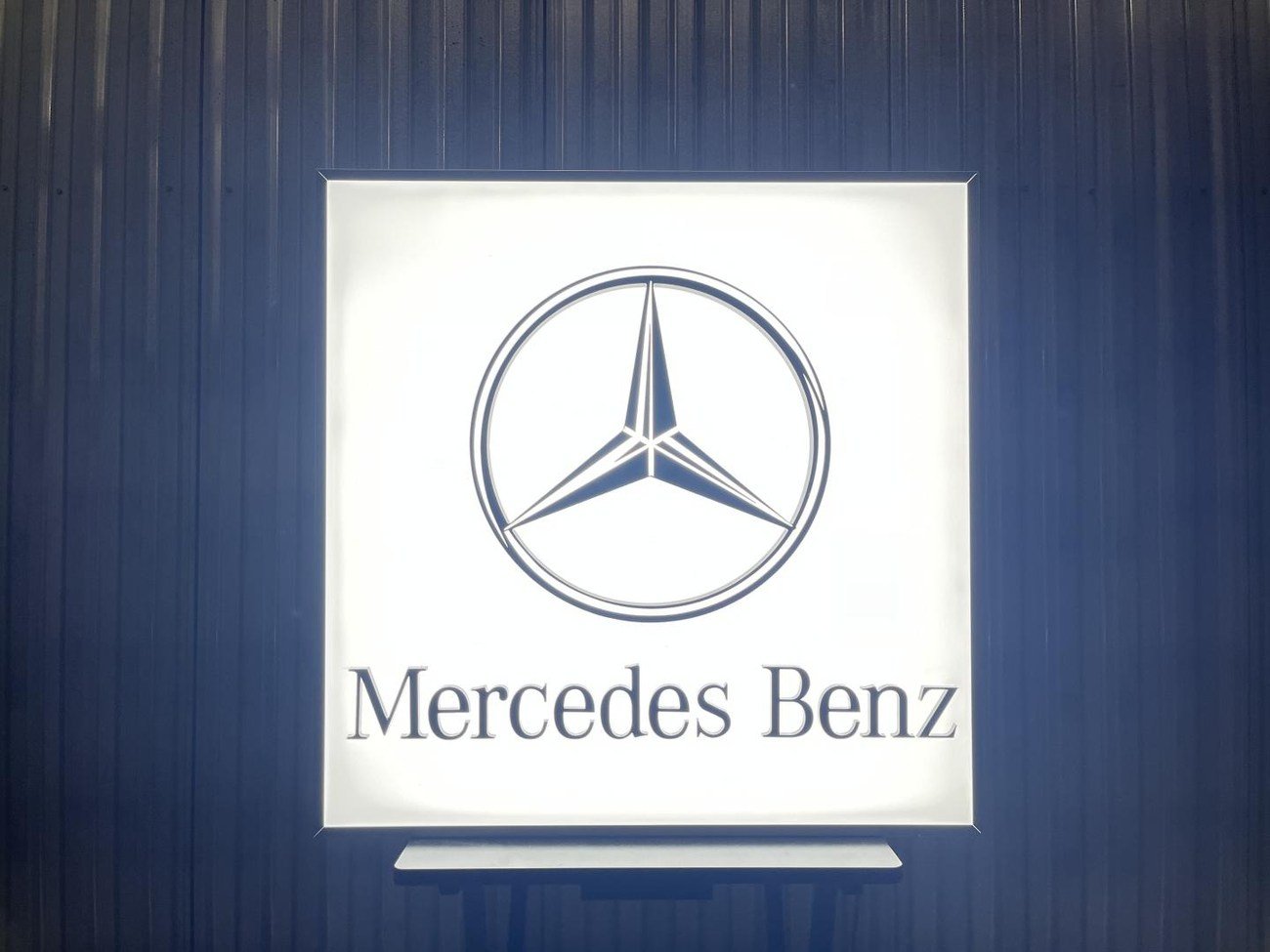 Original Mercedes-Benz Promotional Illuminated Sign - Image 7