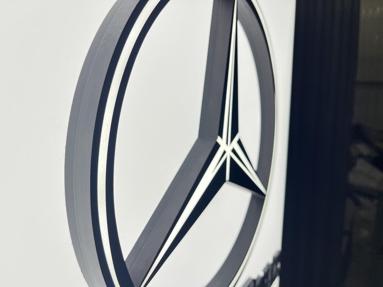 Original Mercedes-Benz Promotional Illuminated Sign - Image 2