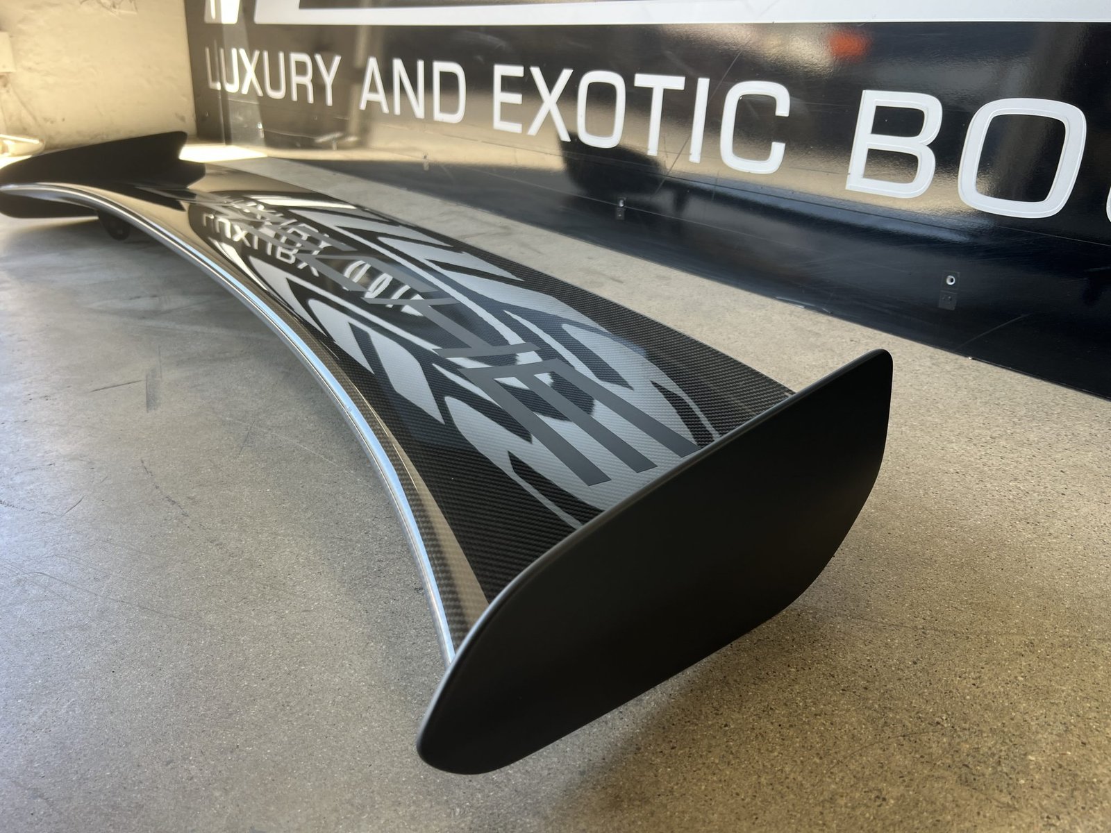 Carbon-Fiber Rear Wing - Image 4