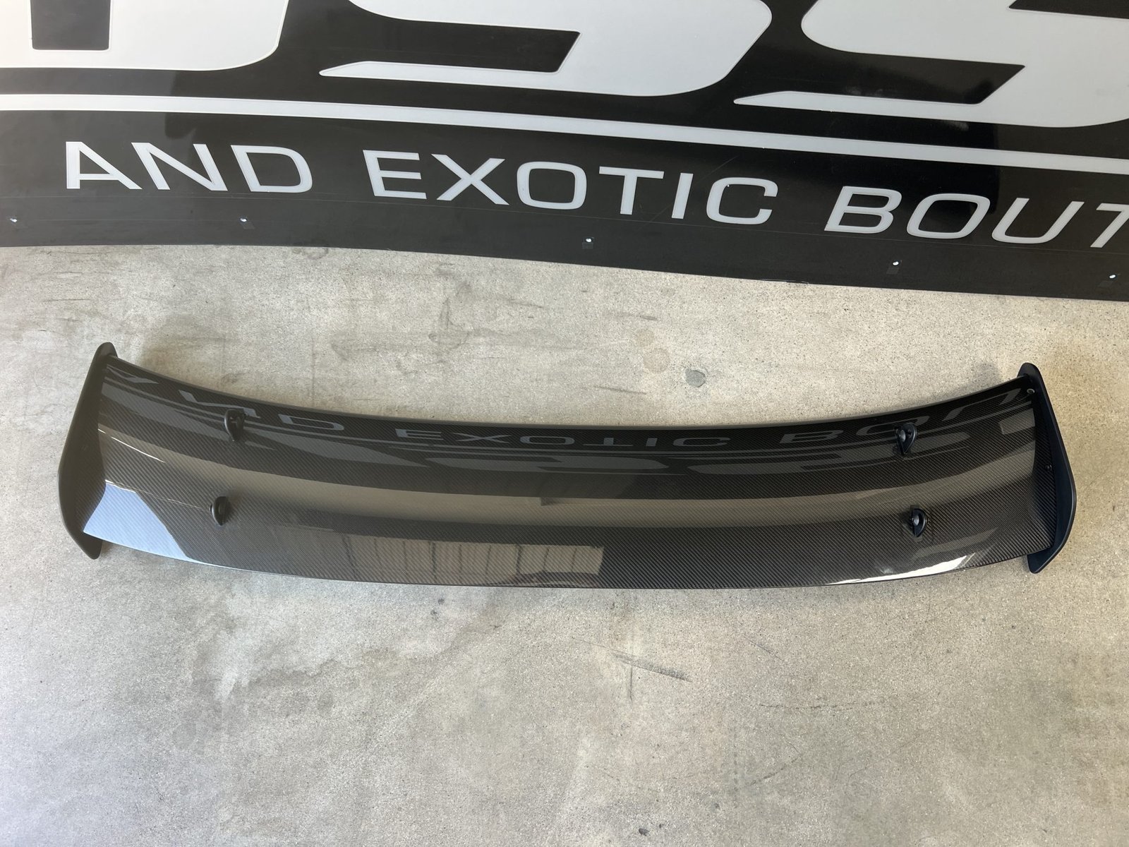 Carbon-Fiber Rear Wing