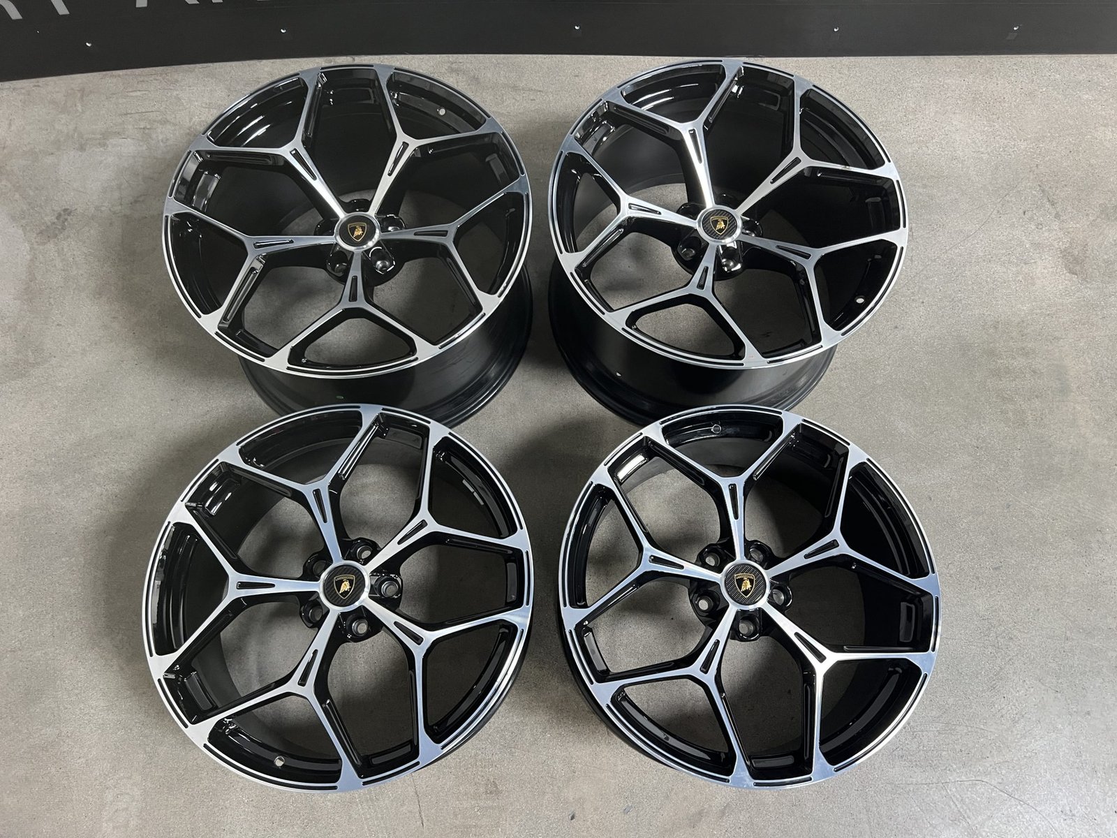 APP-TECH Altanero Wheels for Lamborghini Revuelto — 21″ Front & 22″ Rear, Forged Alloy, Gloss Black