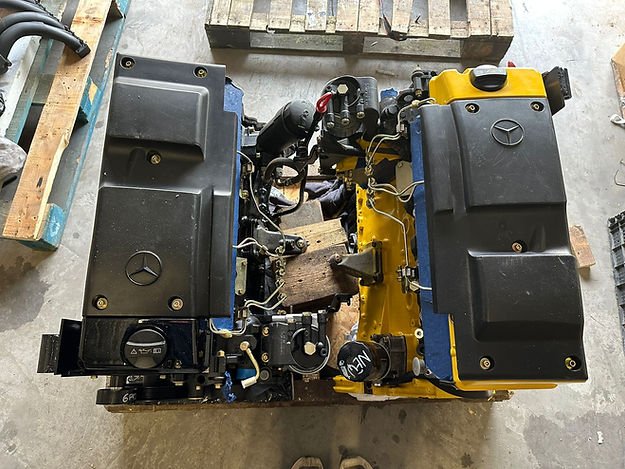 Mercedes-Benz OM605 Turbo Diesel Engine - Image 9