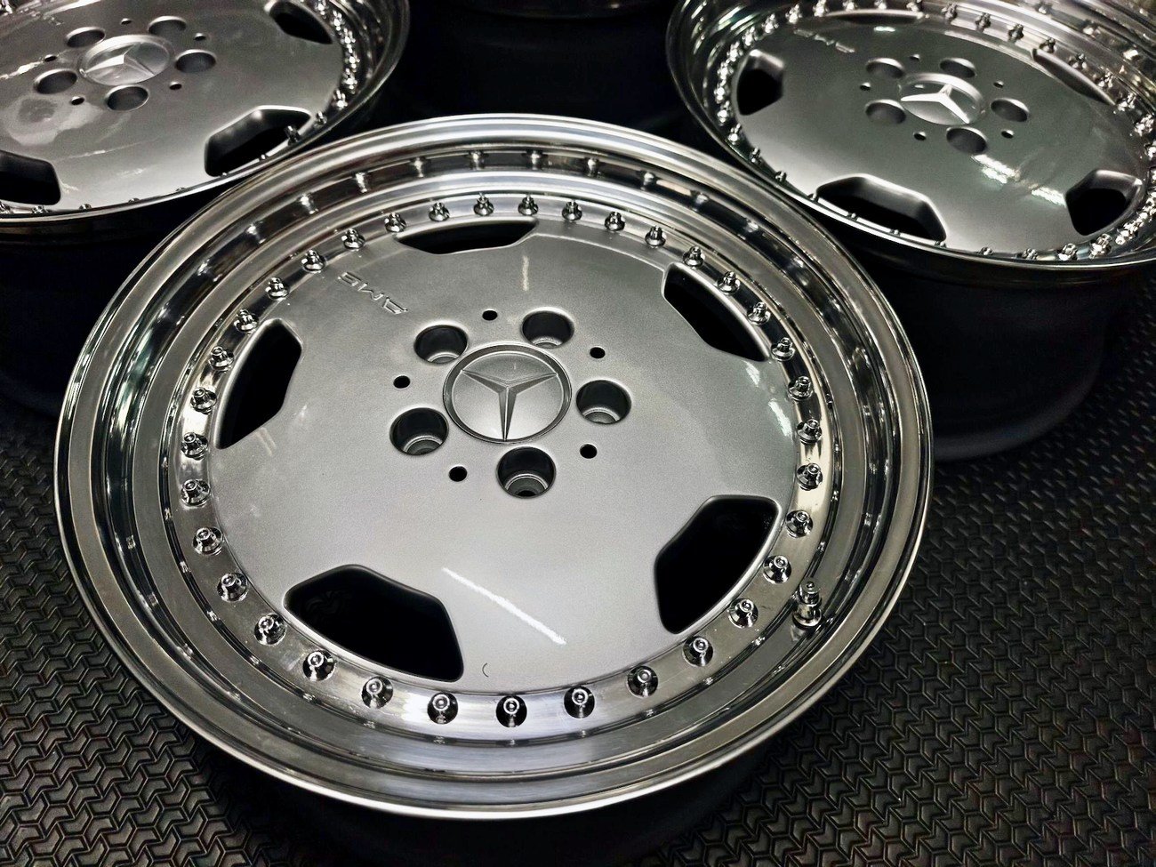 Squared 17" AMG Aero III Wheels for W124 - Image 4