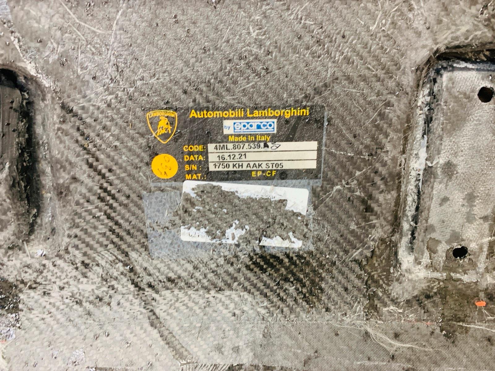 Lamborghini Urus Performante Rear Bumper Carbon Diffuser - Image 3